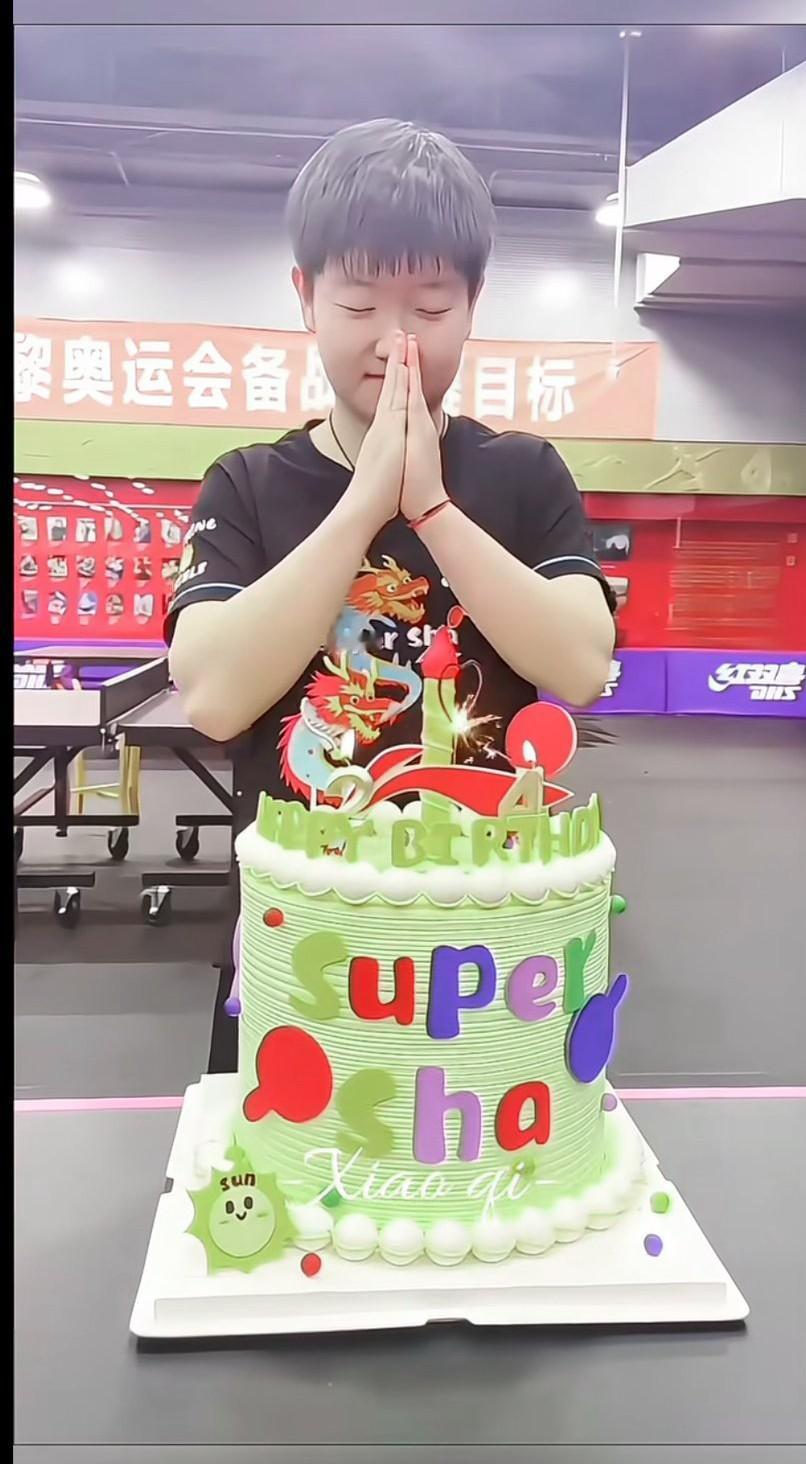 马上要迎来你的25岁生日啦！期待新的一岁也要天天开心哦，祝孙颖莎生日快乐，永远