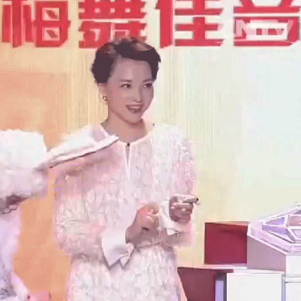 董卿“扭腰摆胯”太兴奋，仿佛舞蹈家附身,让人忍俊不禁。大家有所不知，其实董卿