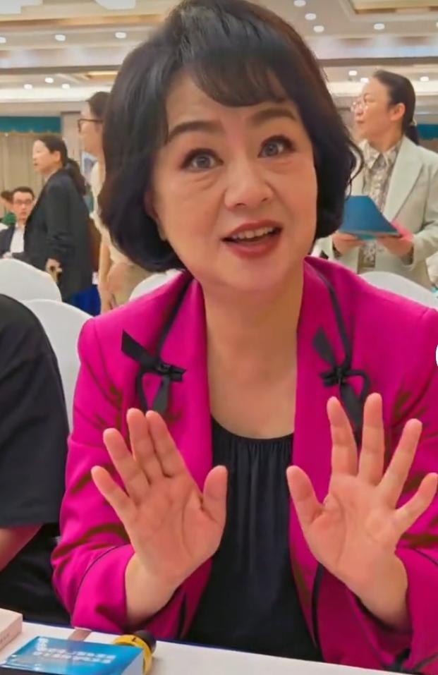 鞠萍姐姐六一正式退休，童年回忆准时“结业”今年6月1日儿童节，陪伴三代人的鞠萍