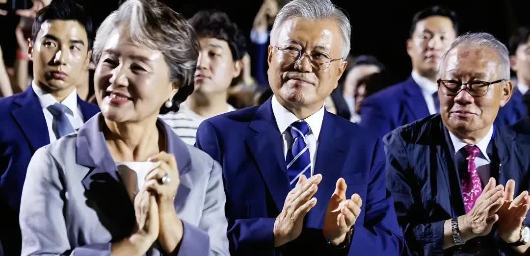 昨天晚上在首尔光化门广场举行的第21届总统国民任命仪式，前任总统只有文在寅出席。