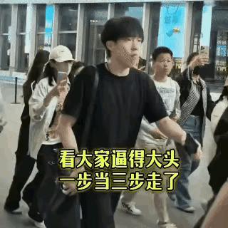天啊，这些女代拍也太疯狂了，身后拍，两侧拍，怼着大头的脸拍。大头面对斯情斯景，实