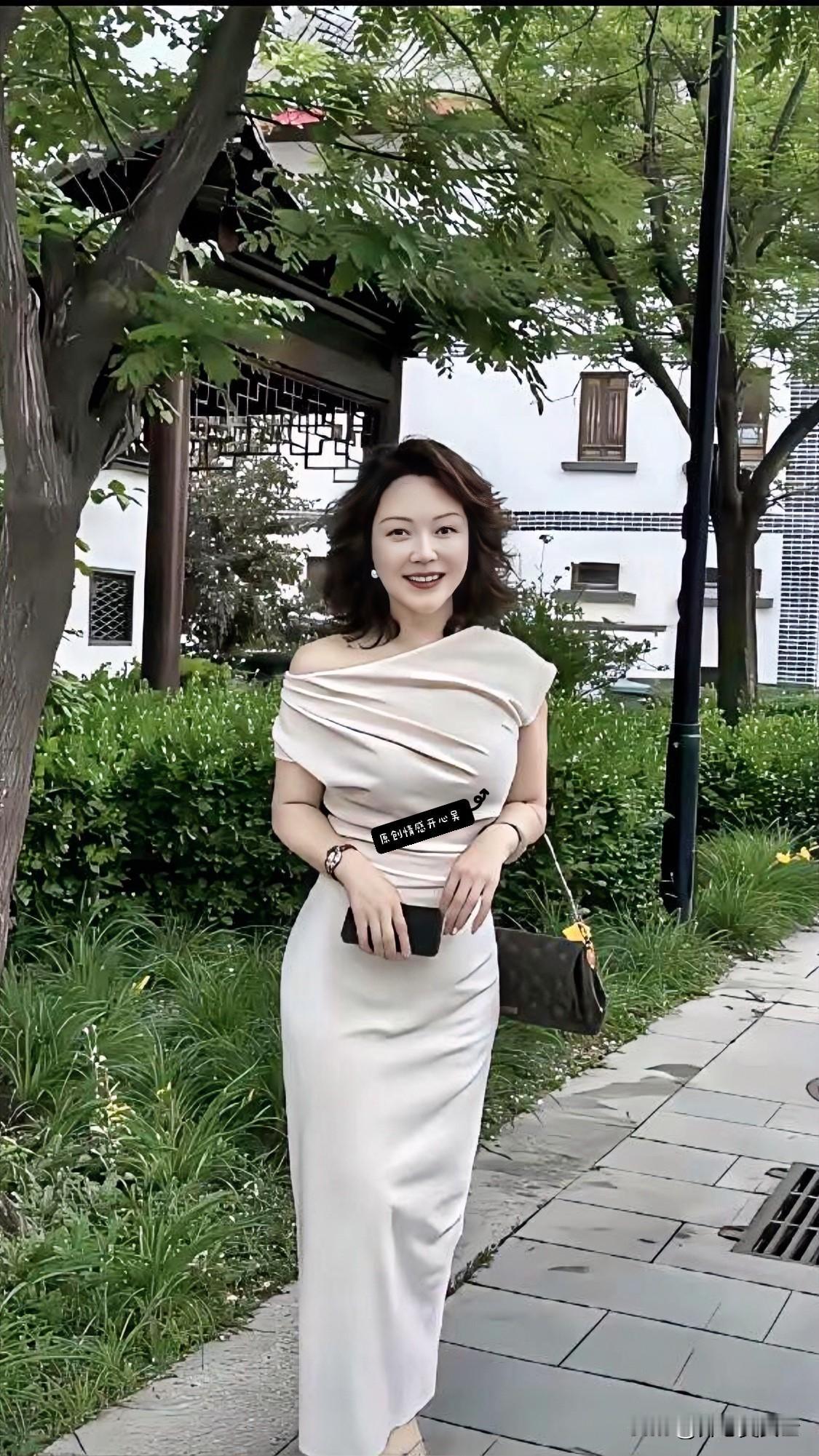 <>阳光透过厚厚的窗帘照在婉沐的脸上，她忽的一下坐起，想到今
