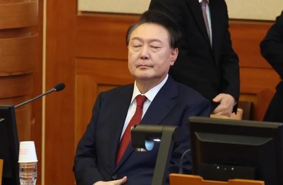 尹锡悦律师：特检组要求对尹锡悦采取强制措施，这是在公开羞辱前总统！尹锡悦因为身