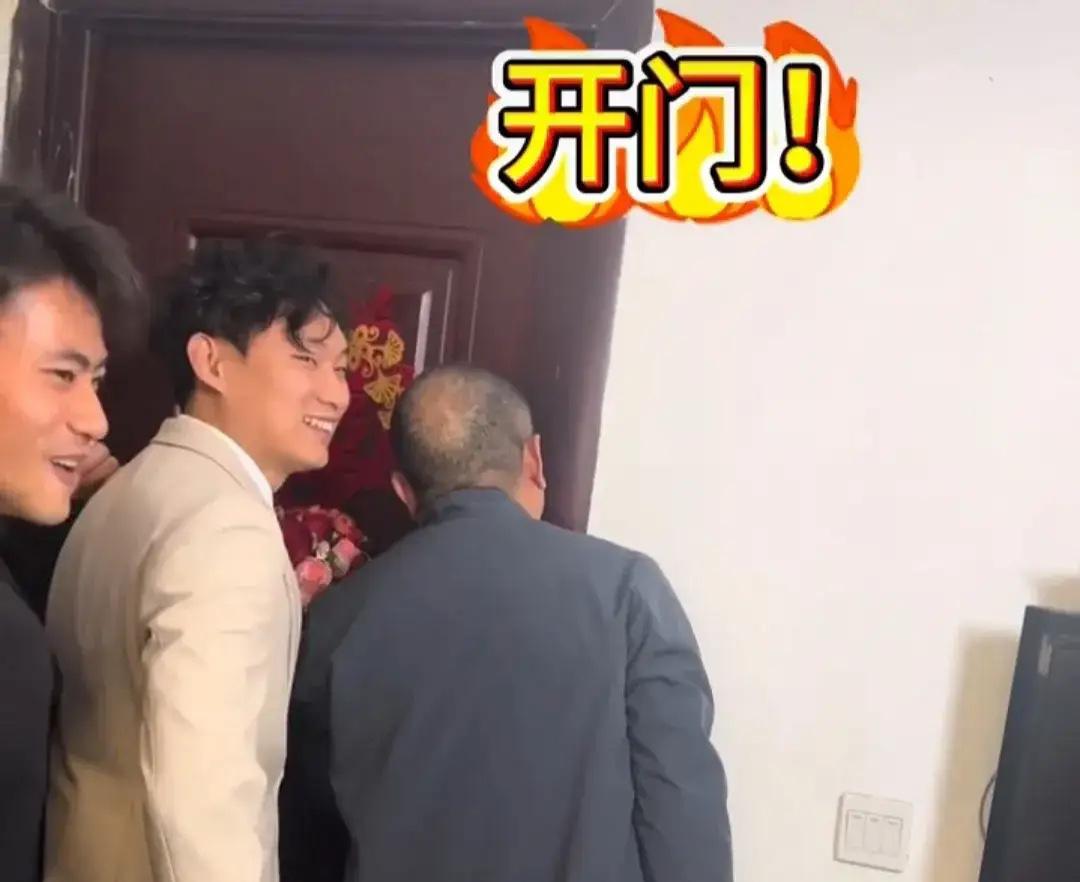 江苏连云港，新郎前去迎亲，到了贴着大红喜字的门口时，他惊讶地发现，门口仅站着小舅
