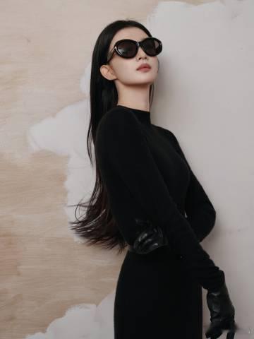 王楚然黑天鹅看着王楚然穿着黑色装扮，黑皮手套加长发，真的是黑天鹅的化身，优雅