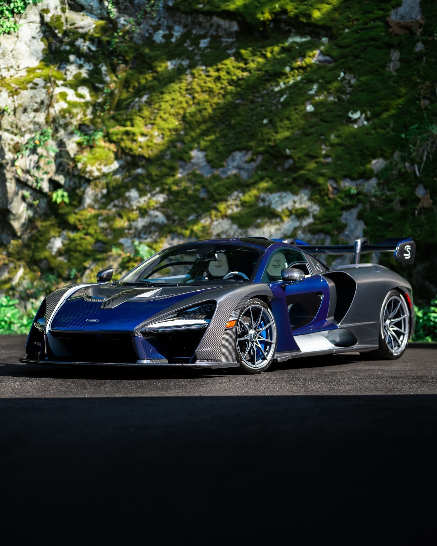 这款全暴露碳纤维的McLarenSenna。外观配备了一款全暴露的黑色和蓝色碳