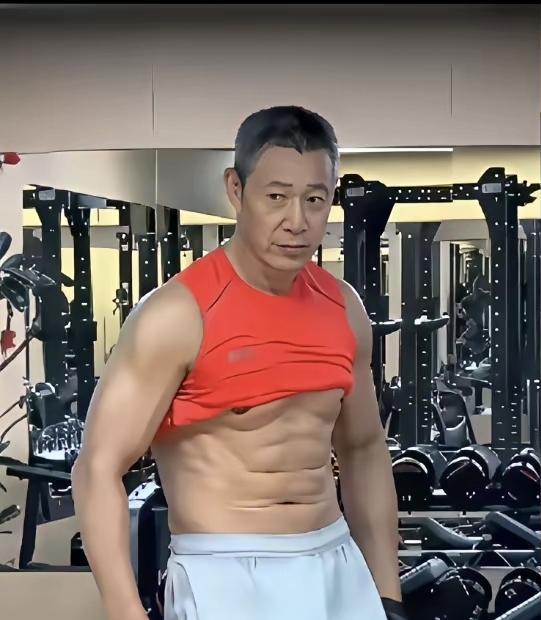 没有对比就没有伤害，张丰毅与王石都是50后，张今年70岁，王今年75岁，虽然两个