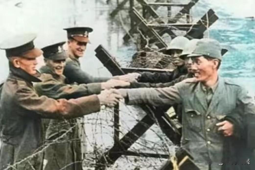 据说这是日本鬼子攻陷南京之后，几个日本鬼子隔着铁丝网和英国军人握手，也不知道这是