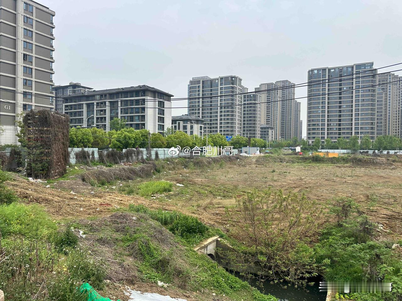 政务东，滨河湾A地块最近动作又放缓了，目前工地还没未正式开工。据说A地块后期入市