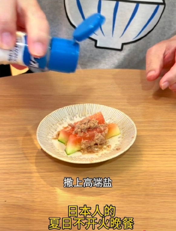 果然是财阀，马云一顿一个西瓜还不吃西瓜皮？日本人对粮食珍惜的很。西瓜在咱们这里很便宜，100块钱可以