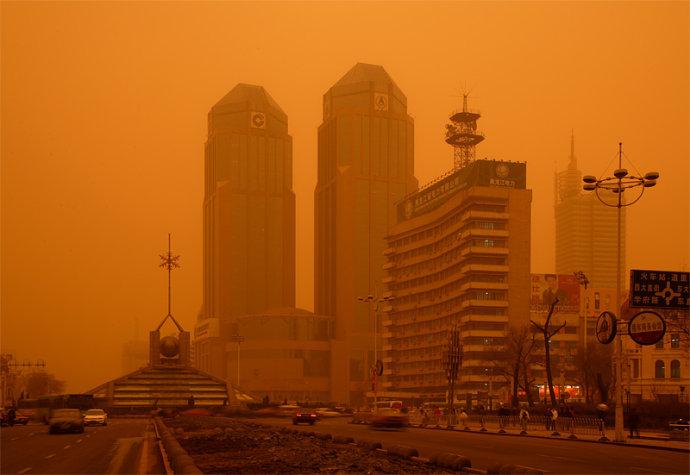 哈尔滨遭遇沙尘暴极端天气的主要原因是什么？核心原因是：高空槽与地面气旋东移形