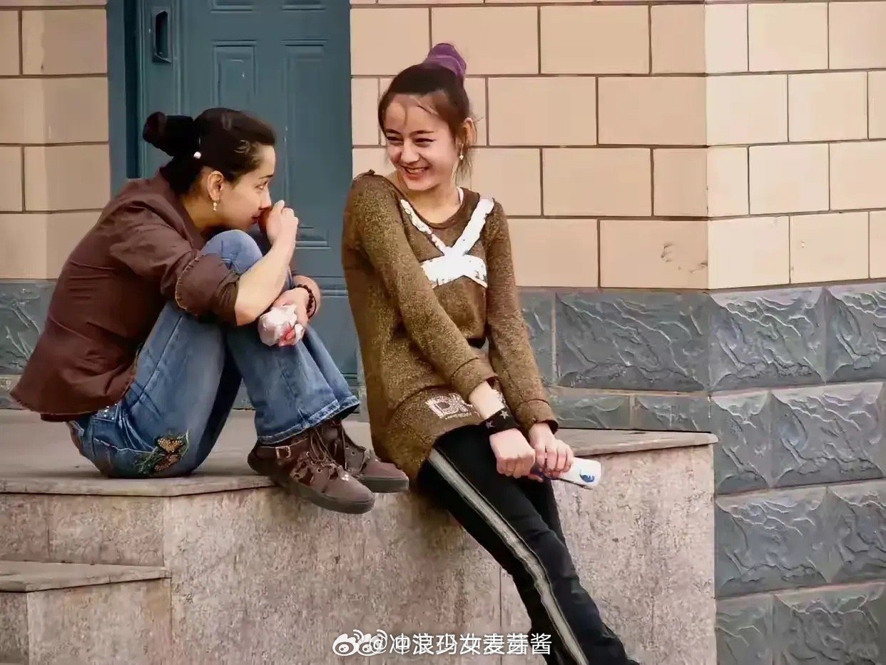 2007年、新疆街头，那时候她才15岁，后来成了明星。您知道她是谁吗？​​​