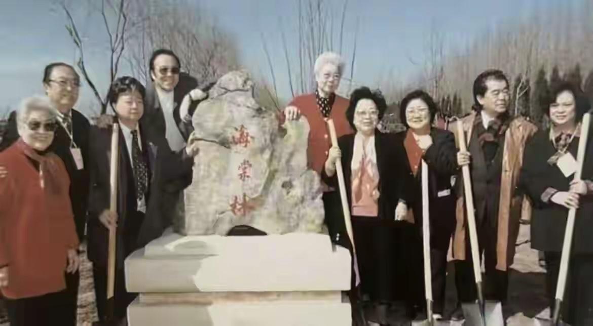1998年，老一代艺术家集体植树留念的珍贵合影，我打赌，认识三个以上的，算我输！