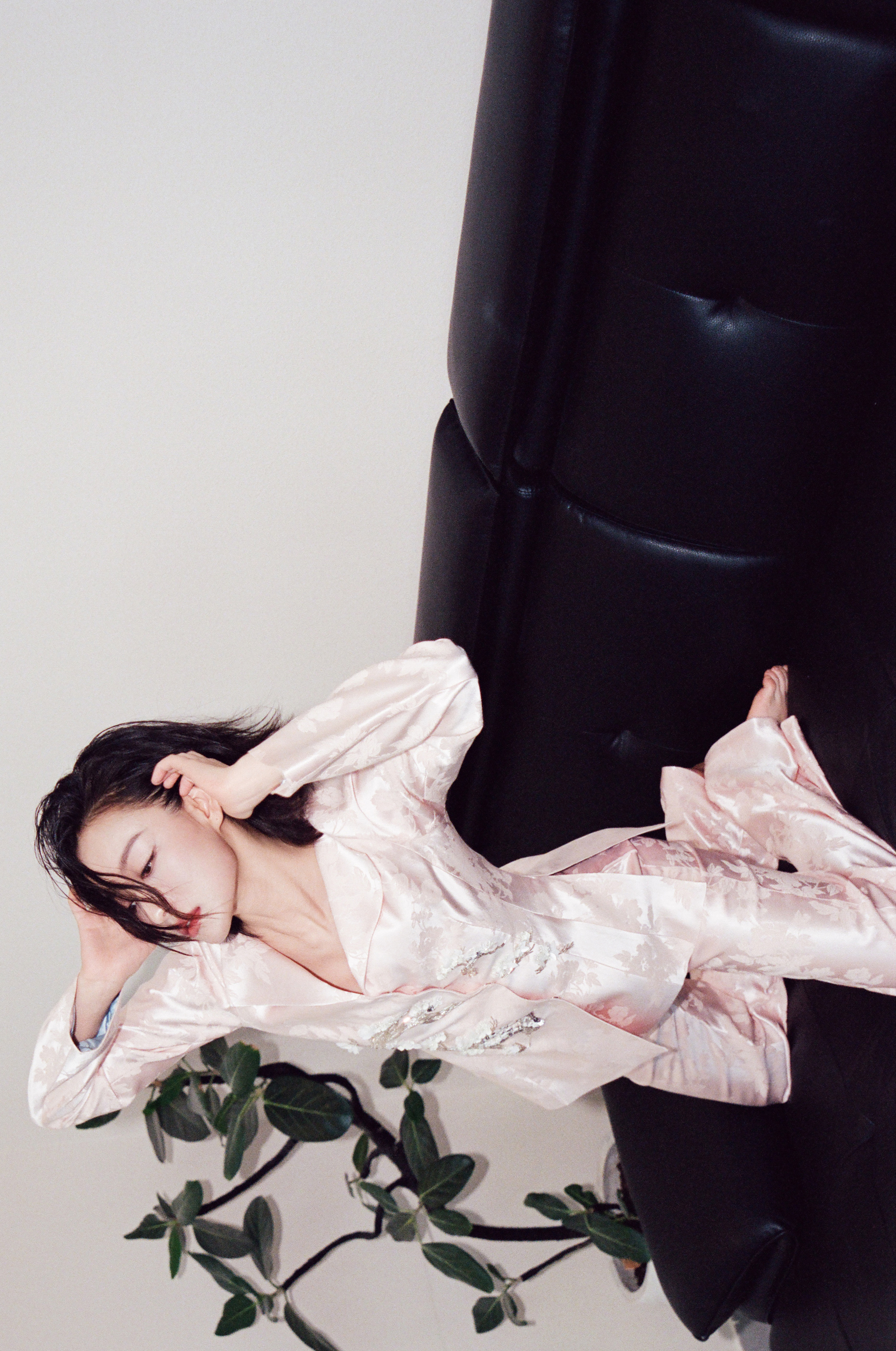 #倪妮#在后台捕捉到一只松弛灵动喵🐱​