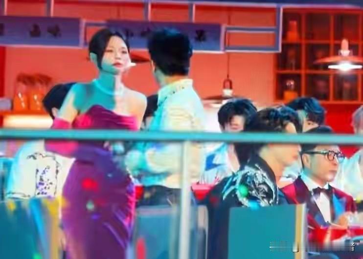 杨迪和沈梦辰闹掰，这个图很明显的能看到沈梦辰最后出框的时候嘴一直是笑着的。杨迪