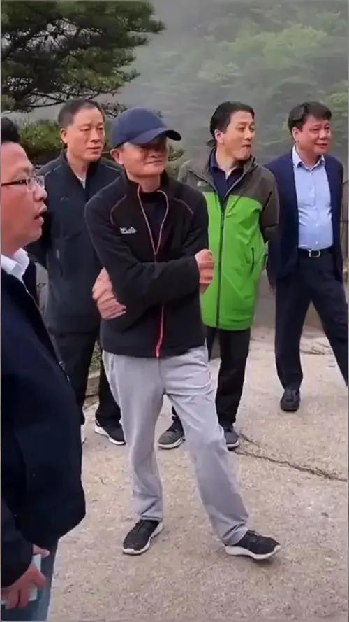 11月18日，阿里巴巴创始人马云头戴白色鸭舌帽，脖子上戴着工牌十分低调现身蚂蚁园