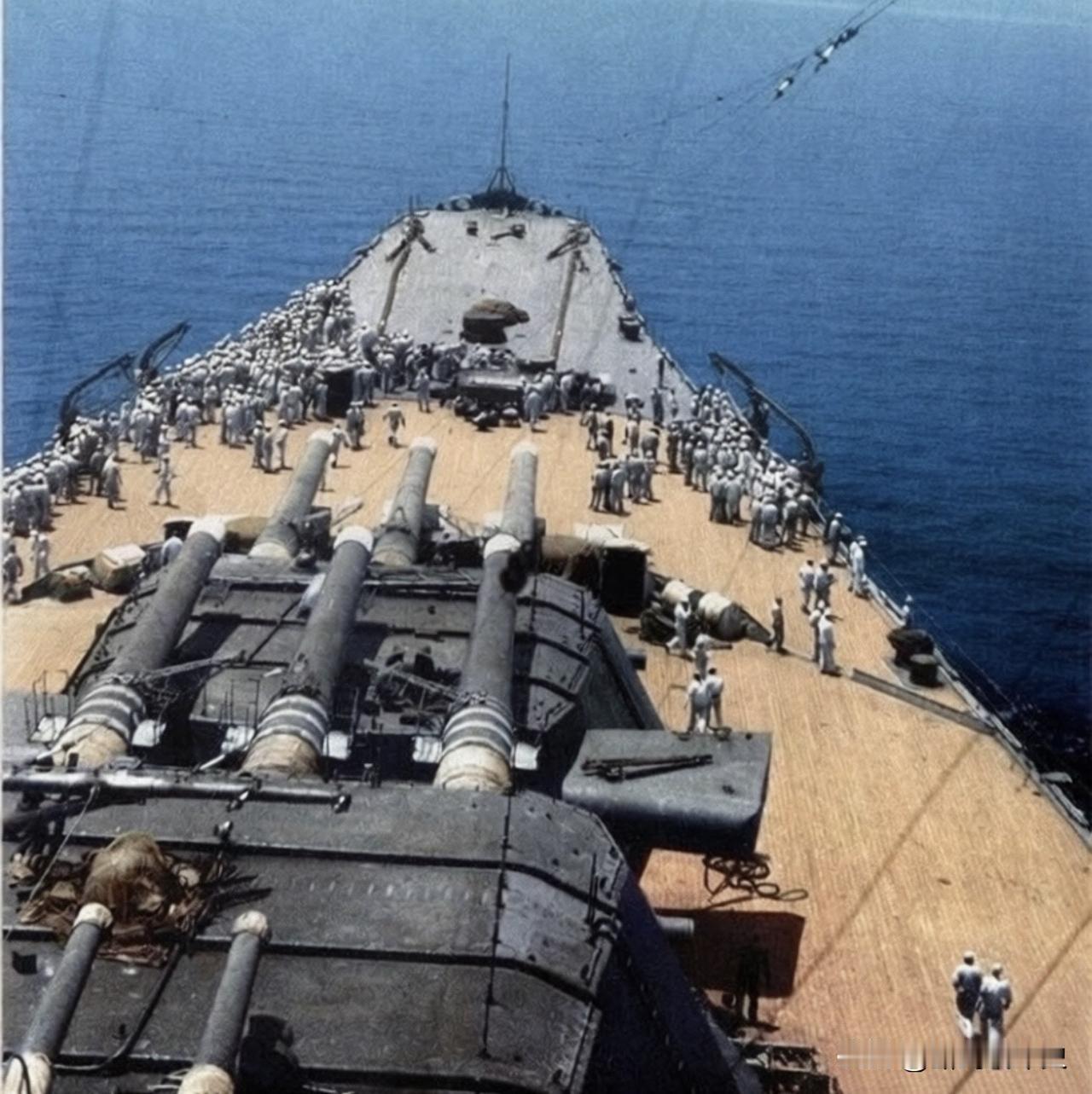 “武藏”号战列舰的前甲板。“武藏”号是日本海军“大和”级战列舰的二号舰，1938