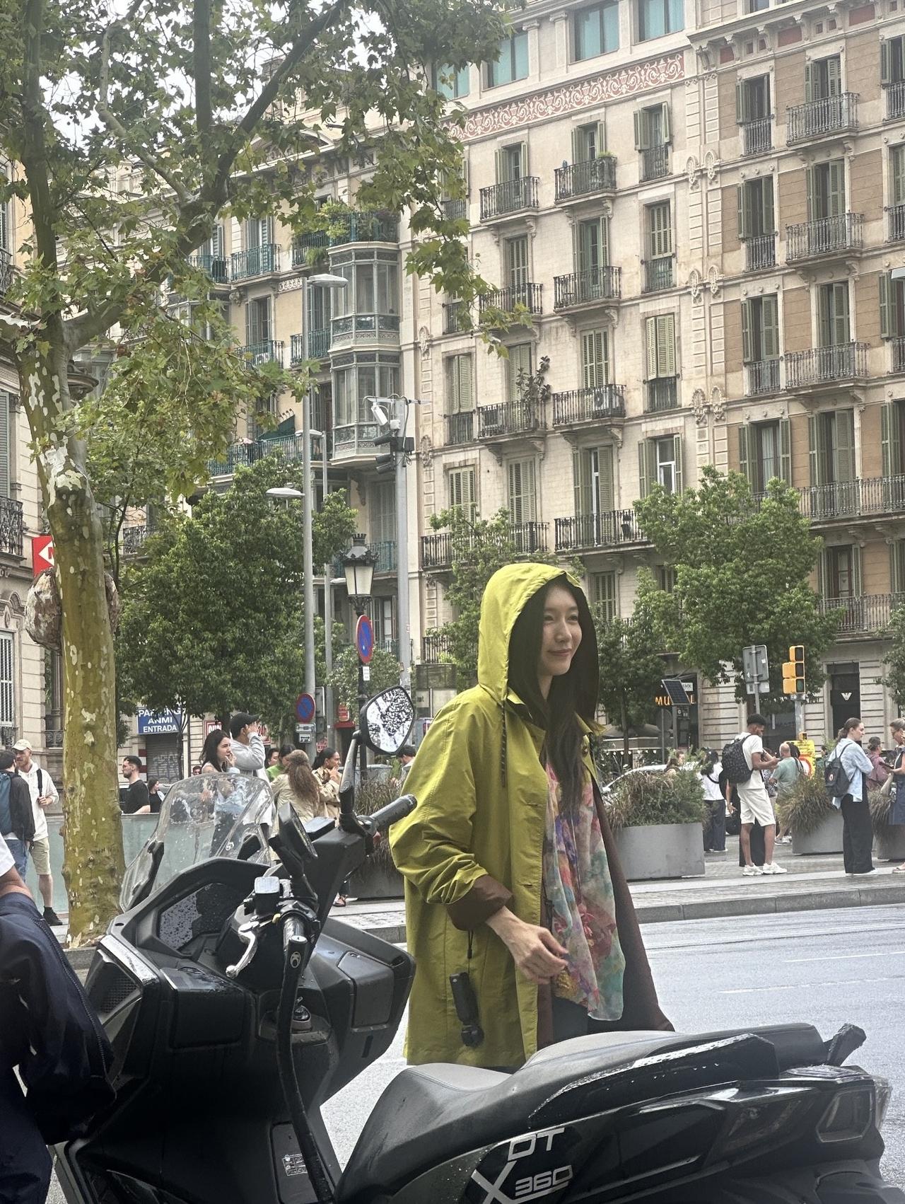 9月11日，有位网友在西班牙偶遇江疏影，她现身街头的画面。江疏影身穿连帽外套