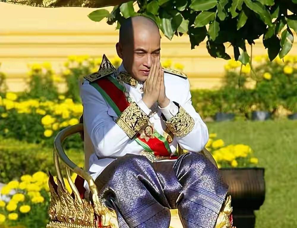 这是西哈莫尼国王51岁加冕时的相片，那时是在2004年。西哈莫尼国王那时眉间已