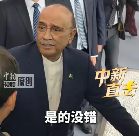 4月29日，三亚。巴基斯坦总统扎尔达里亲自到场，见证巴基斯坦海军“汉果尔”号潜艇