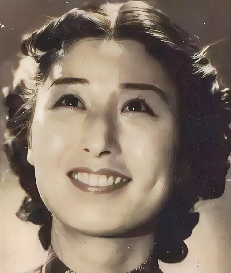 1940年深夜，民国大美女郑苹如，被秘密押到小树林执行枪决。特务垂涎她的美色，犹