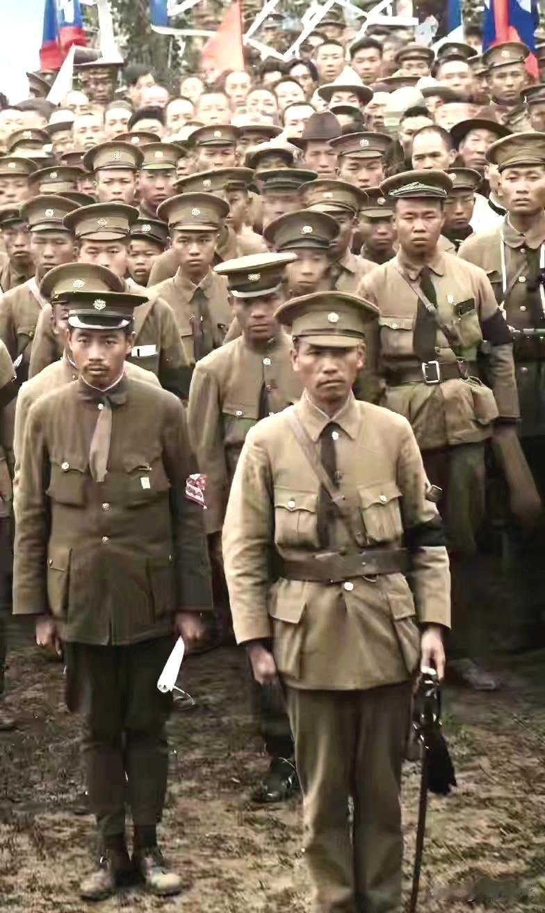 1925年东征前线，中山先生逝世消息传来，黄埔师生举行哀悼活动。​​​前排蒋介