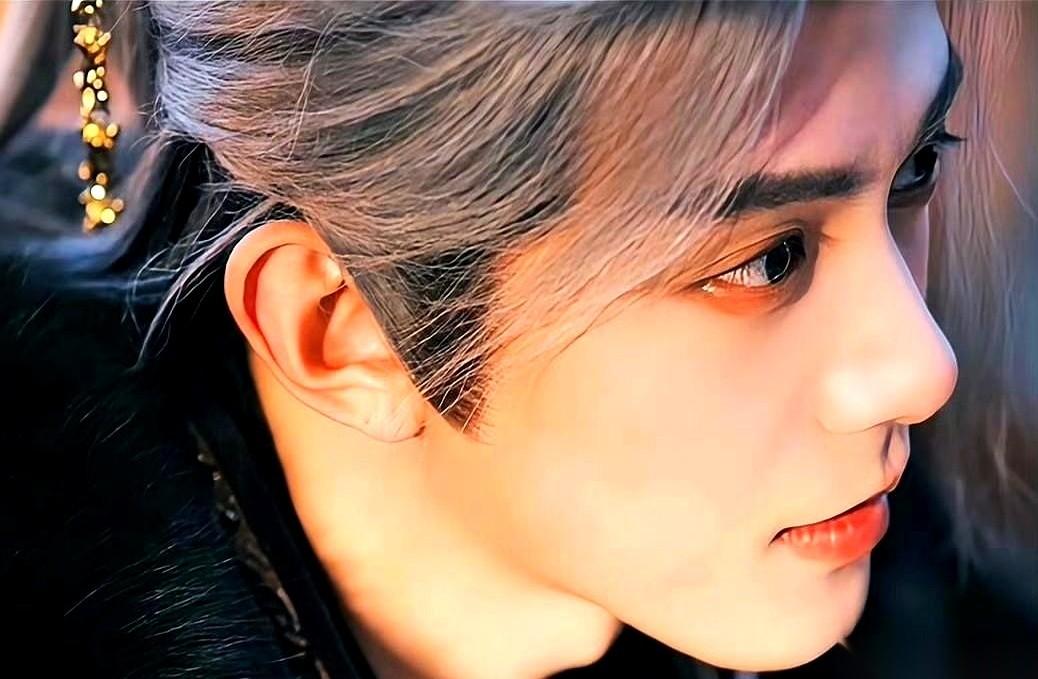 我敢打赌，现在全网肠子悔得最青的人，就是那个辞演了《逐玉》里“齐旻”的哥们儿。