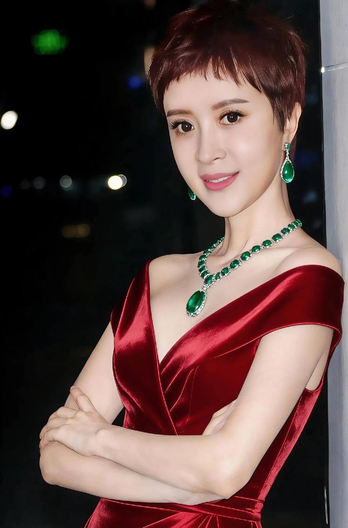 金巧巧说，拍《西游记续集》时，我一时冲动为了上镜打了“胖脸针”。拍摄《西