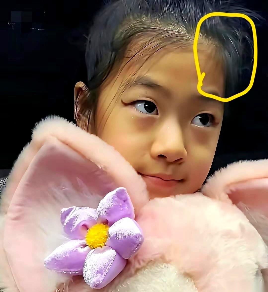 刷到醒醒那张照片，我愣了得有十几秒。真的，大家都在讨论她到底像章子怡还是像汪峰