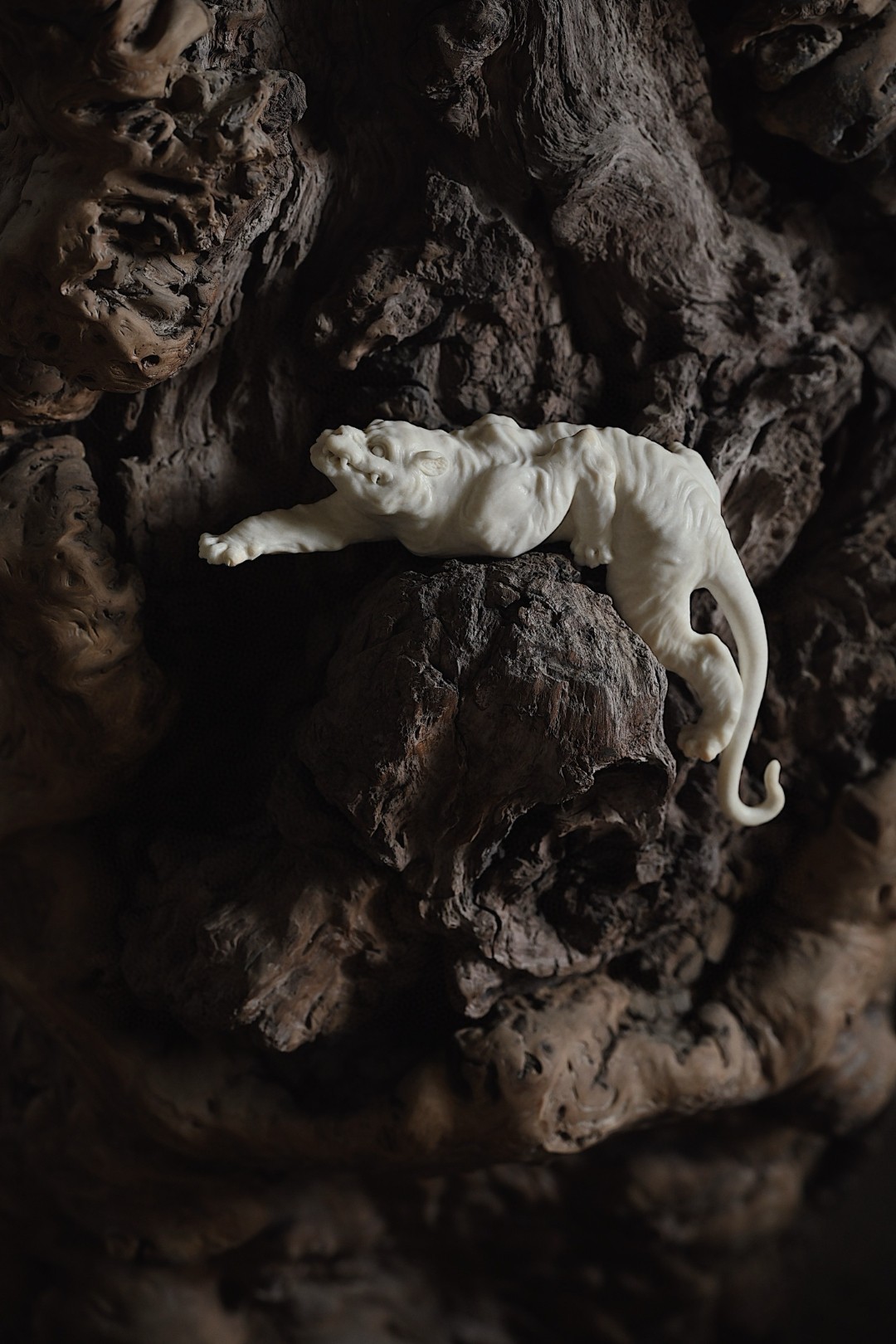 鹿角|宋虎择料细腻，形态参照宋元画作雕刻，猛虎身躯伸展，双目圆睁，尖齿外露，