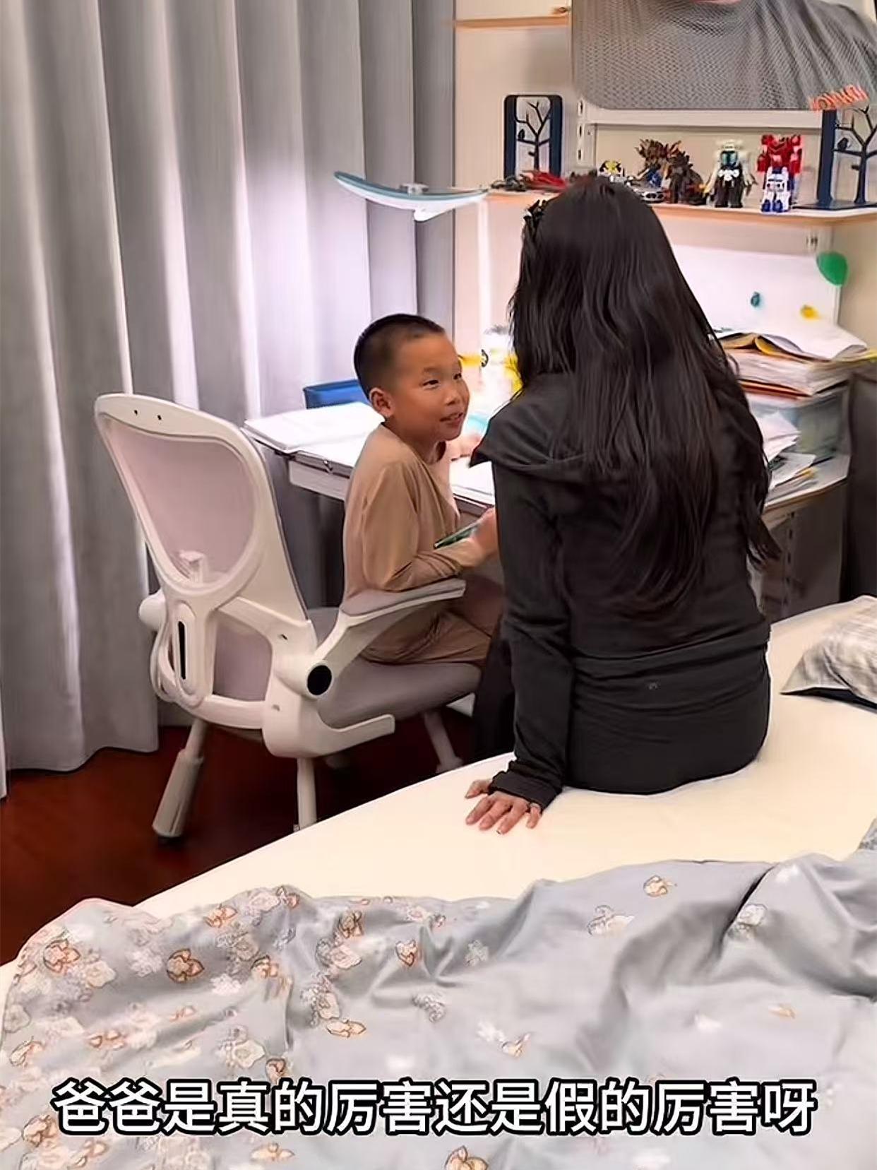 德云社副总烧饼基因真强，生俩娃的饼嫂身材真好！烧饼带全家合拍，在辅导大儿子烧麦作