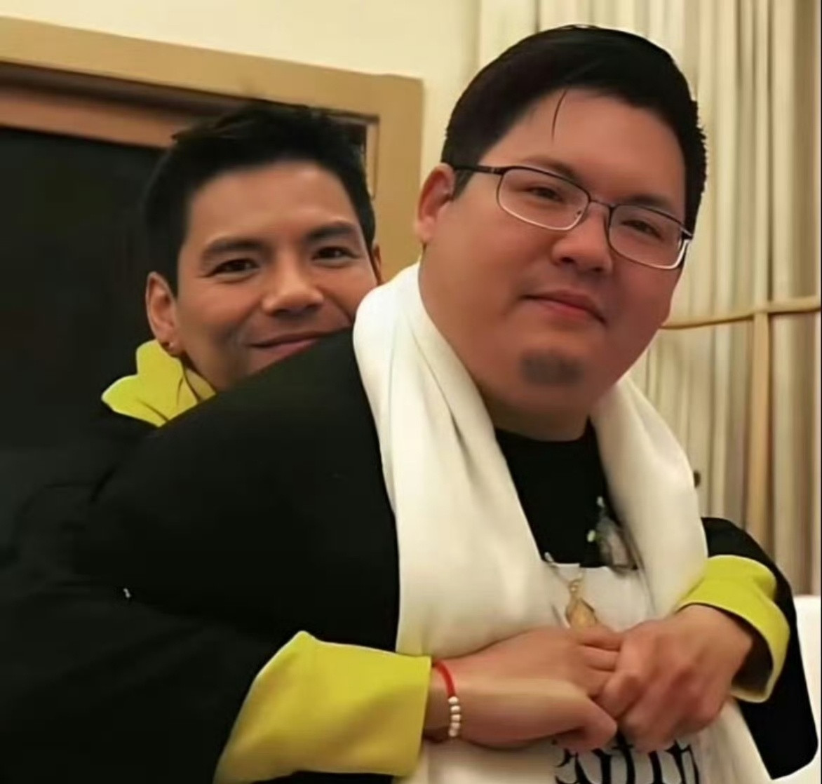 歧视真的很恶心，向佑是个好哥哥，兄弟还是情深的。