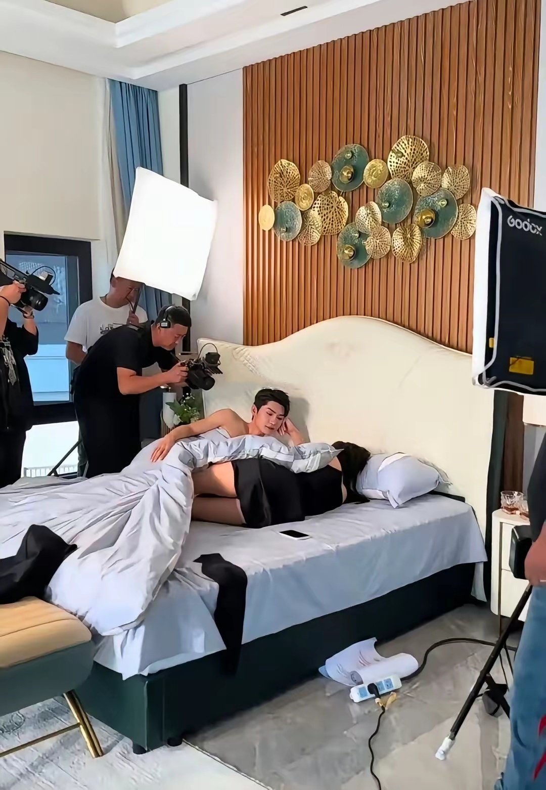 原来他们在床上的休息的剧是这样拍出来的，现在能理解景甜说的剧组夫妻了，长期在一起这样不因戏生情才怪​