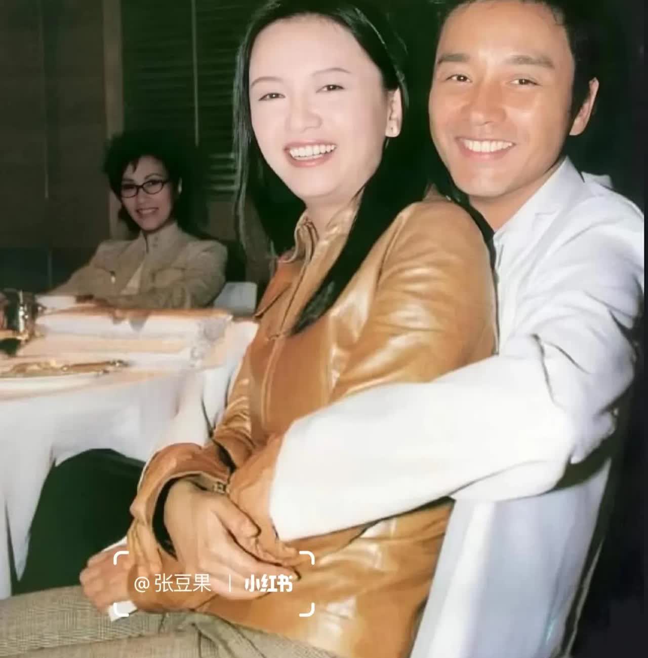 张国荣的一张老照片，身旁的女生也是一个大明星，看样子他们关系非同一般，好熟悉，但