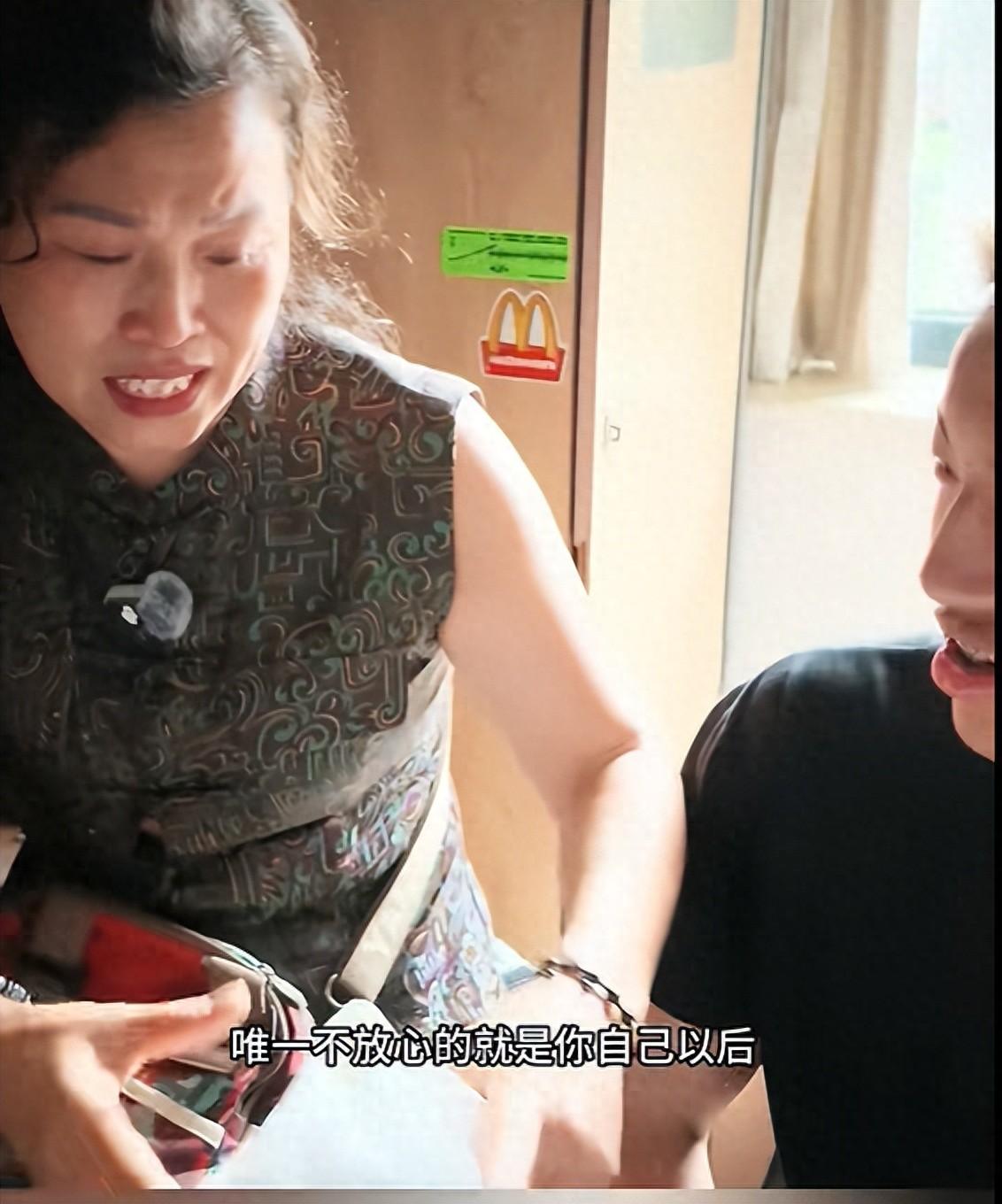 看得人鼻子发酸！8月30日智慧生活报报道，湖南一位妈妈送儿子去浙江读大学，全部东