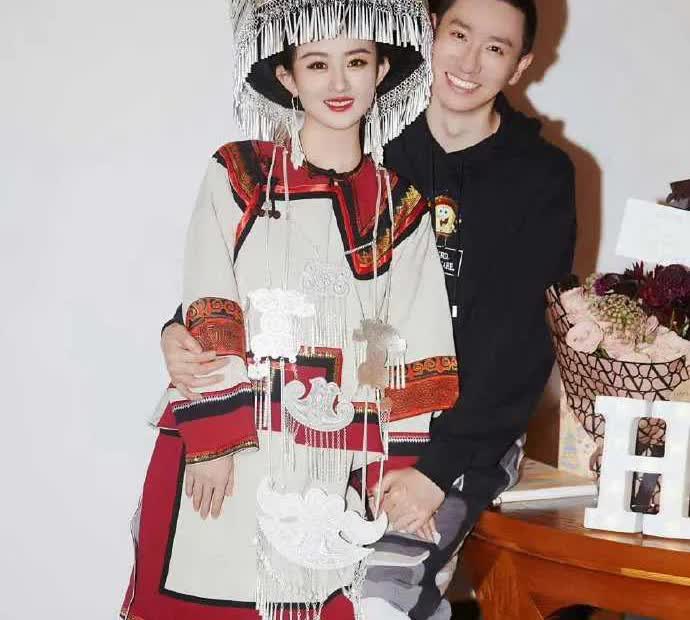 赵丽颖和男星合照，氛围感超棒，尤其是和王一博这张，那氛围简直绝了！​​​