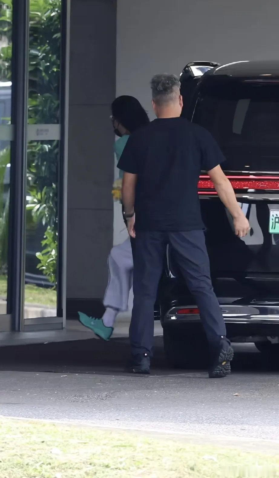 张柏芝从上海出发准备去北京，她怎么喜欢穿绿色的衣服？感觉好怪，耐克的绿鞋，裤子太宽，显得腰胯宽，这身
