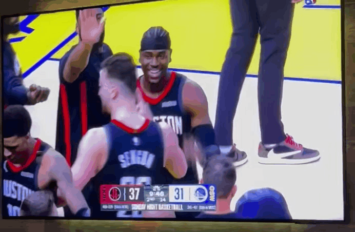 你们就这么不待见柯基？？给个highfive很难吗？休斯顿火箭