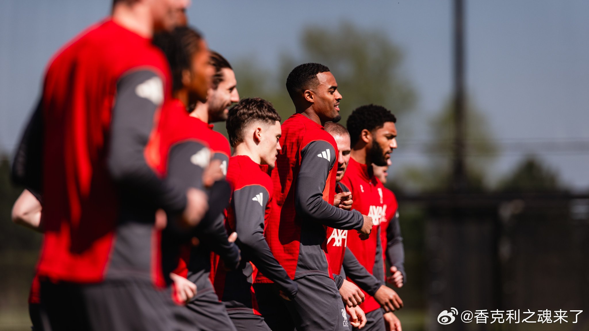 利物浦训练最新动态。如前所述，赖特今天参与了训练。莫里森、麦康奈尔和恩迪亚耶也