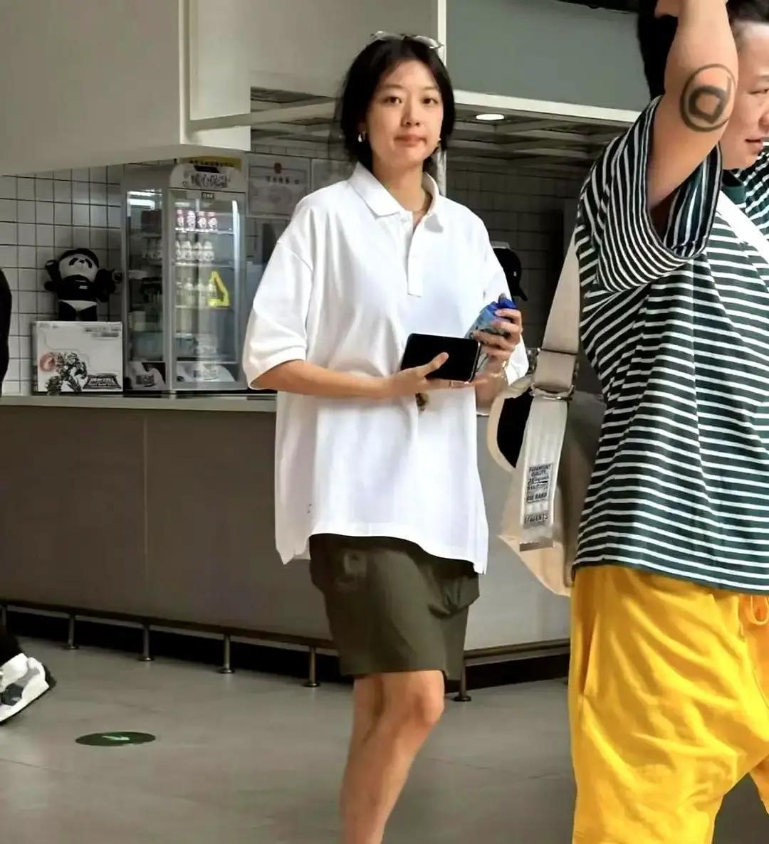 172cm素颜生图全网疯传镜头怼脸没滤镜，毛孔都看得清，皮肤却白得发光。网