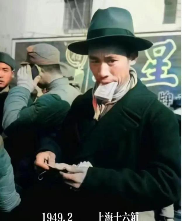 1949年的上海，赫赫有名的商人丁永福，把自家的洋房全卖了，换成了美金。旁人都