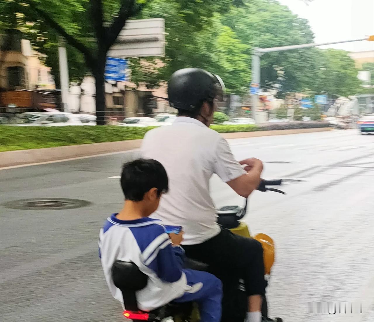 就今天早上，一大早看到的事情，坦白说，让我挺震撼的！看看家长骑车的手，再看看孩