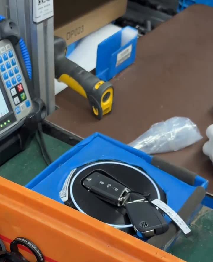 原厂配钥匙。为什么外面配钥匙要一个月而且还很贵？来看看大众的防盗系统有多严格