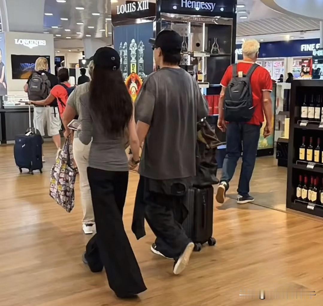 胡彦斌易梦玲大方撒糖，牵手现身机场，开心和粉丝合影！11月21日，网友在马尔代