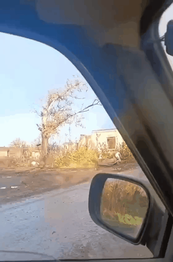 🇷🇺极其毛茸茸的T-72B3和T-80BV坦克，配备电子战设备和扫雷装置。