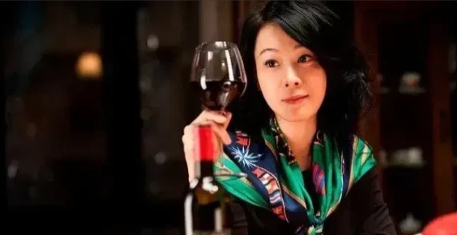 2015年，45岁的刘若英生下孩子，有八卦记者表示惊讶：“你不是和老公分房睡吗？