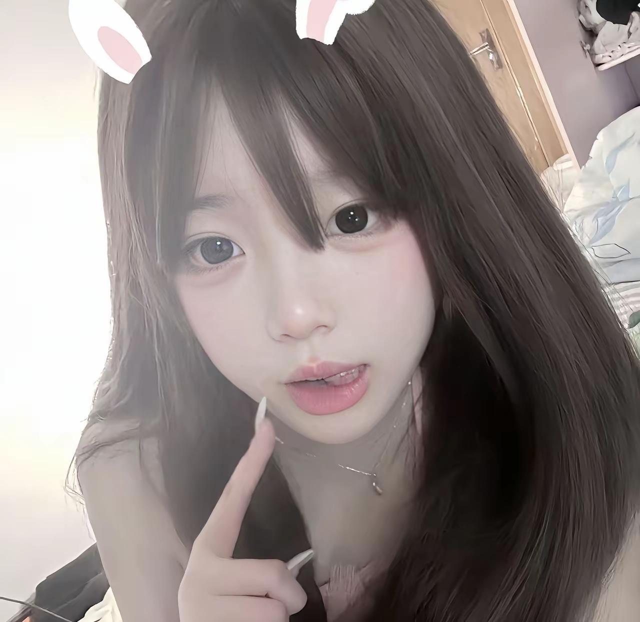 镜中人影，似梦非真。