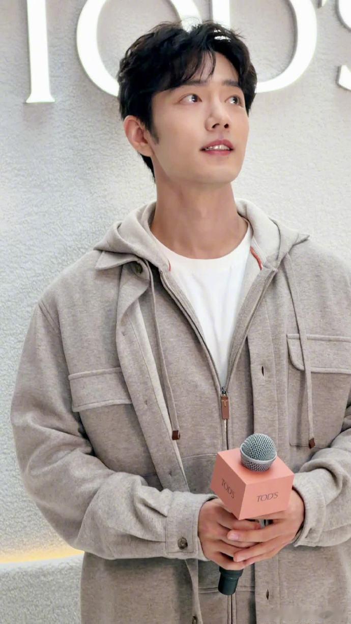 肖战的第二套肖战灰色运动装马丁靴look肖战的第二套，肖战灰色运动装马丁靴lo