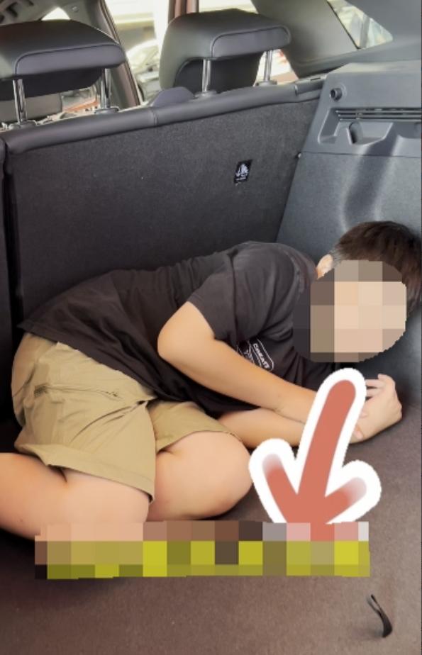 枉为人父！据大象新闻报道，近日，“一9岁男童与生父继母出行被安排后备箱”一事引发