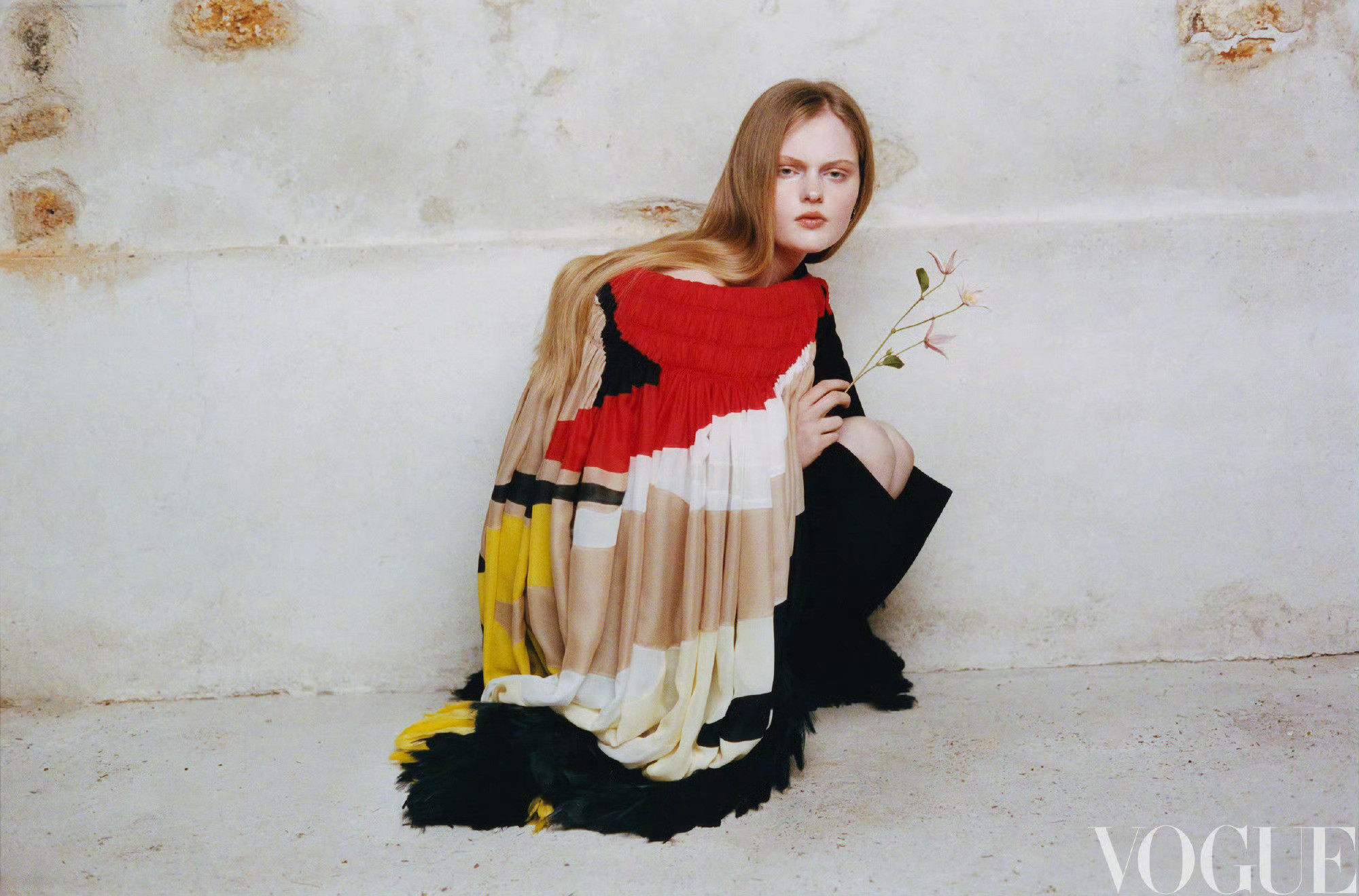 别问融雪的去向，泥土翻开黑润的篇章，苔藓比起松枝，绿得更加鲜亮。在春天这个生发的